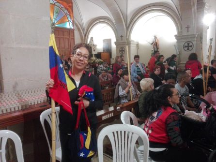 Una venezolana hace la peregrina para pedir por su familia y sus conciudadanos en su país. Una venezolana hace la peregrina para pedir por su familia y sus conciudadanos en su país.