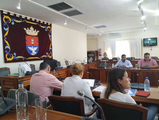 El salón de plenos de Arrecife con la sesión suspendida, sin los concejales del Grupo de Gobierno. El salón de plenos de Arrecife con la sesión suspendida, sin los concejales del Grupo de Gobierno.