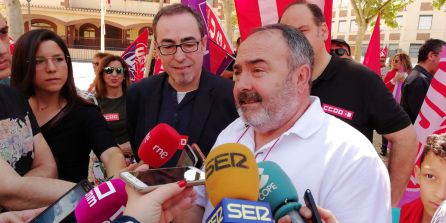 Carlos Pedrosa y Francisco De la Rosa, atendiendo a los medios Carlos Pedrosa y Francisco De la Rosa, atendiendo a los medios