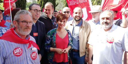 La candidata socialista Isabel Rodríguez y el diputado electo Miguel Ángel González posan junto a los líderes sindicales provinciales y regionales La candidata socialista Isabel Rodríguez y el diputado electo Miguel Ángel González posan junto a los líderes sindicales provinciales y regionales