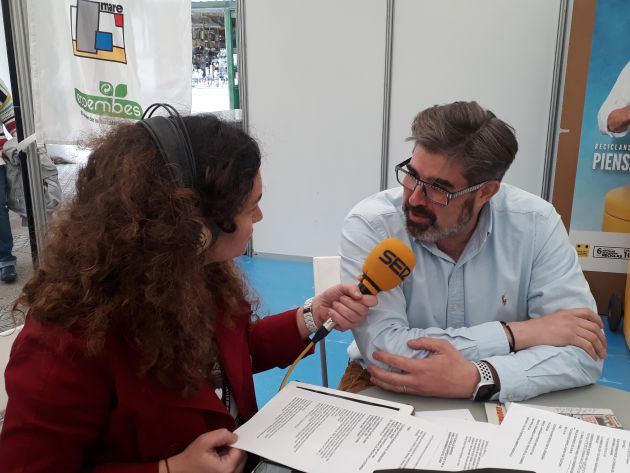 María Gutiérrez en un momento del programa desde la Feria de la Anchoa. María Gutiérrez en un momento del programa desde la Feria de la Anchoa.