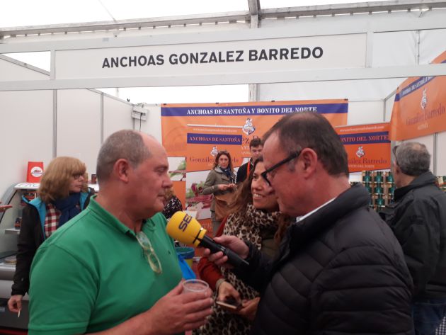 Santiago Redondo y Silvia González conversan con un conservero. Santiago Redondo y Silvia González conversan con un conservero.
