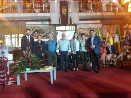 Familiares de los integrantes de la primera legislatura, fueron los encargados de recoger los reconocimientos Familiares de los integrantes de la primera legislatura, fueron los encargados de recoger los reconocimientos