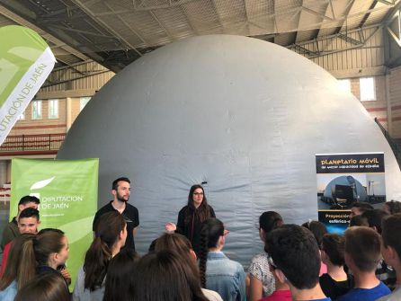 Lola Guerrero en la explicación inicial, a un grupo de escolares, antes de acceder al planetario Lola Guerrero en la explicación inicial, a un grupo de escolares, antes de acceder al planetario
