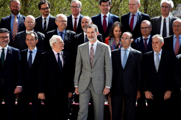 El rey Felipe VI, acompañado por los ministros en funciones de Exteriores, Josep Borrell (3i), y de Ciencia, Innovación y Universidades, Pedro Duque (2i), y el presidente del Real Instituto Elcano, Emilio Lamo de Espinosa, entre otras autoridades, posa para la foto de familia de la reunión anual del Consejo Científico del Real Instituto Elcano El rey Felipe VI, acompañado por los ministros en funciones de Exteriores, Josep Borrell (3i), y de Ciencia, Innovación y Universidades, Pedro Duque (2i), y el presidente del Real Instituto Elcano, Emilio Lamo de Espinosa, entre otras autoridades, posa para la foto de familia de la reunión anual del Consejo Científico del Real Instituto Elcano