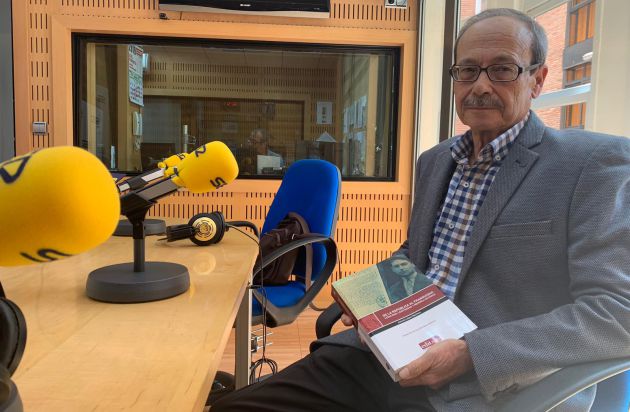 José López Hernández, editor del volumen y catedrático de Filosofía del Derecho de la UMU, en los estudios de Radio Murcia José López Hernández, editor del volumen y catedrático de Filosofía del Derecho de la UMU, en los estudios de Radio Murcia
