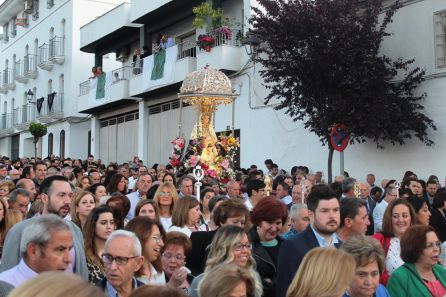La Virgen es llevada en volandas por su recorrido hacia la Iglesia La Virgen es llevada en volandas por su recorrido hacia la Iglesia