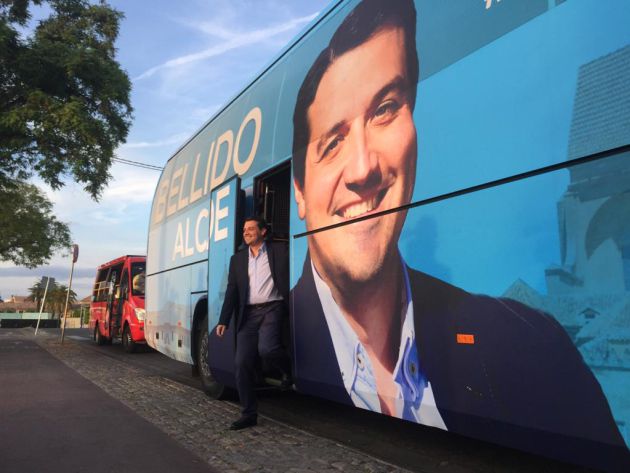 El candidato del Partido Popular, José María Bellido, bajando del autobús de campaña. El candidato del Partido Popular, José María Bellido, bajando del autobús de campaña.