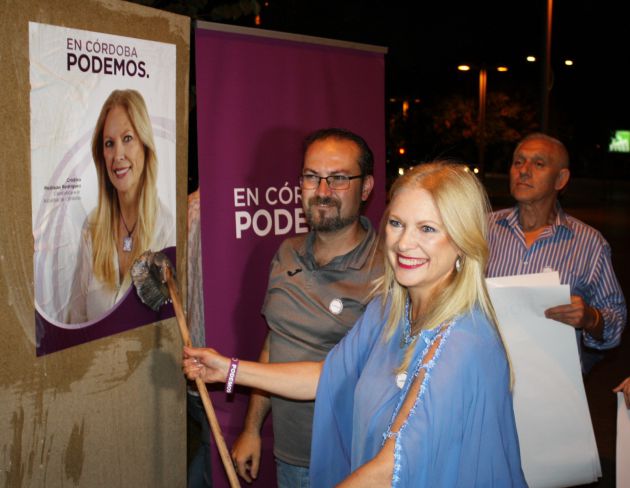 La candidata de Podemos, Cristina Pedrajas, colocando cartelería electoral. La candidata de Podemos, Cristina Pedrajas, colocando cartelería electoral.