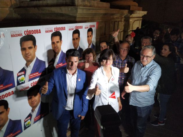 El candidato de Izquierda Unida, Pedro García, y la número dos de la lista, Amparo Pernichi, presentan la candidatura de Izquierda Unida a las municipales. El candidato de Izquierda Unida, Pedro García, y la número dos de la lista, Amparo Pernichi, presentan la candidatura de Izquierda Unida a las municipales.