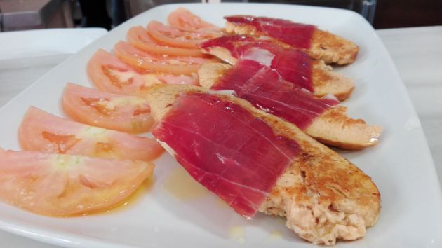 Huevas a la plancha con jamón de la cervecería San Fernando Huevas a la plancha con jamón de la cervecería San Fernando