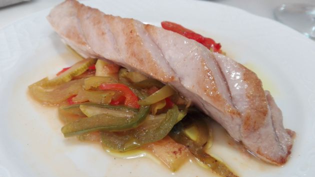 Ventresca de atún sobre cama de verduras de La Bodega Ventresca de atún sobre cama de verduras de La Bodega