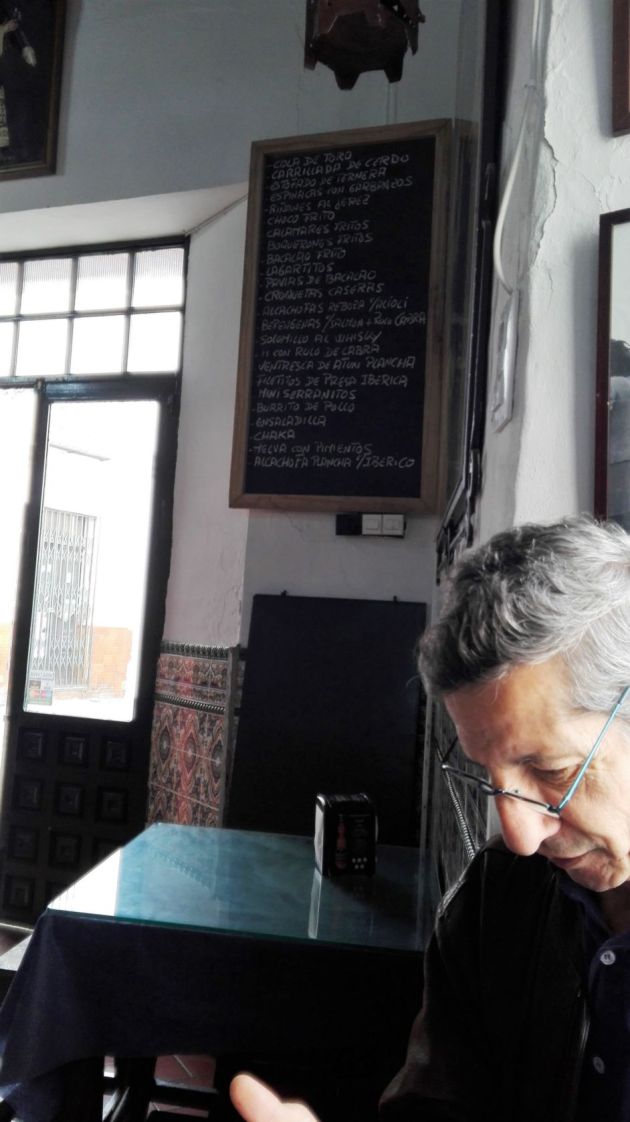 El señorito Rafael Benítez, dando buena cuenta de un tapeo en Carmona El señorito Rafael Benítez, dando buena cuenta de un tapeo en Carmona