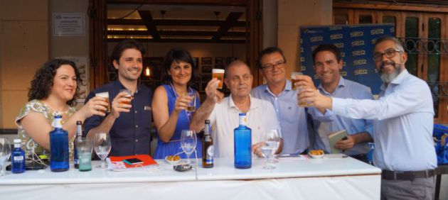 Foto de familia tras finalizar el debate 'Una caña en campaña' en 2.016 Foto de familia tras finalizar el debate 'Una caña en campaña' en 2.016