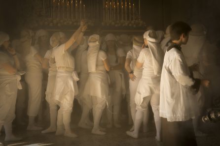 Costaleras de la Lanzada en los instantes previos a procesionar Costaleras de la Lanzada en los instantes previos a procesionar