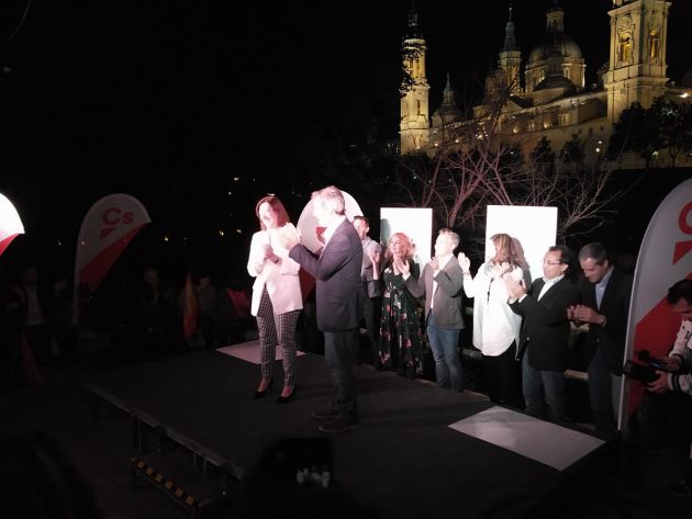 Ciudadanos, en Macanaz. Al fondo, El Pilar Ciudadanos, en Macanaz. Al fondo, El Pilar