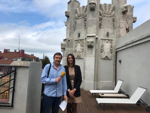 Juan Carlos González junto a Élida Suárez en la terraza del Môderne Juan Carlos González junto a Élida Suárez en la terraza del Môderne