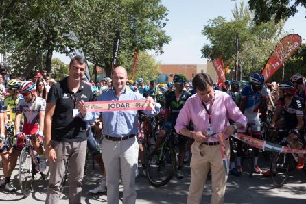 El alcalde de Jódar, en la salilda de la etapa de la Vuelta Ciclista a España El alcalde de Jódar, en la salilda de la etapa de la Vuelta Ciclista a España