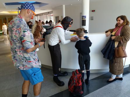 Un niño "firma" su ficha de ingreso en el Hospital de la mano de los payasos de "Tropezones" y en presencia de su madre Un niño "firma" su ficha de ingreso en el Hospital de la mano de los payasos de "Tropezones" y en presencia de su madre