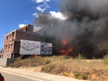 Las llamas han comenzado en el sótano y se han extendido al resto del edificio Las llamas han comenzado en el sótano y se han extendido al resto del edificio