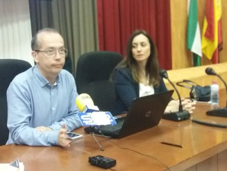Momento de la presentación de una de las charlas informativas Momento de la presentación de una de las charlas informativas