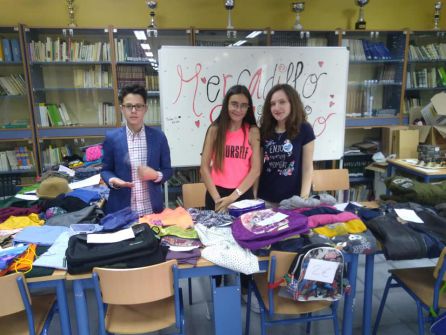 Uno de los puestos instalados en el Mercadillo Solidario, atendido por tres jóvenes Uno de los puestos instalados en el Mercadillo Solidario, atendido por tres jóvenes