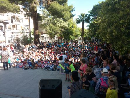 Escolares asistentes al festival Cantajuegos, en el Paseo Primero de Mayo Escolares asistentes al festival Cantajuegos, en el Paseo Primero de Mayo