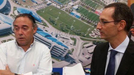 Felipe Llamazares e Iván Bravo, durante un encuentro en Doha Felipe Llamazares e Iván Bravo, durante un encuentro en Doha