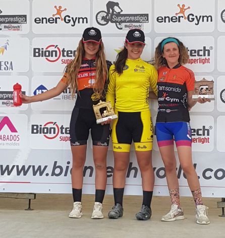 Las féminas también subieron al podio Las féminas también subieron al podio