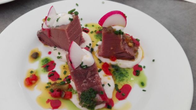 Solomillo de atún mechado sobre crema ligera de ali-oli y vinagreta de piquillo Solomillo de atún mechado sobre crema ligera de ali-oli y vinagreta de piquillo