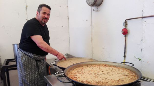 Juan Carlos Carrasco, delante de las paelleras con arroz, boletus, chocos y langostinos Juan Carlos Carrasco, delante de las paelleras con arroz, boletus, chocos y langostinos