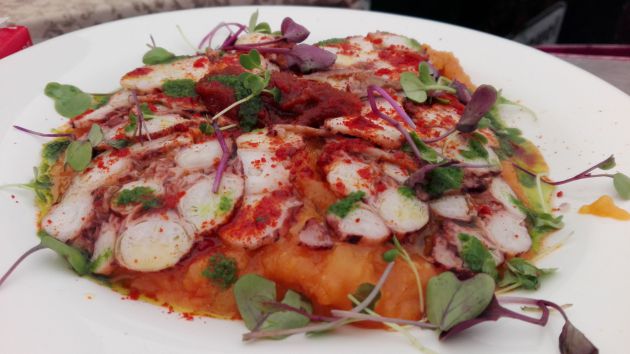 Estofado de pulpo a la brasa con patatas revolconas Estofado de pulpo a la brasa con patatas revolconas