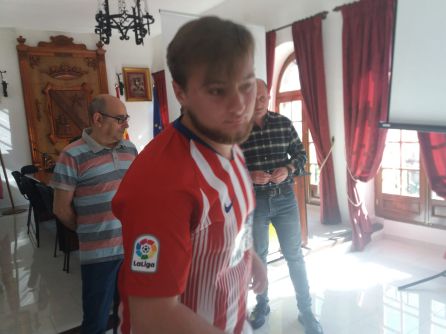 Uno de los alumnos, Daniel Mesa, tras recoger el diploma Uno de los alumnos, Daniel Mesa, tras recoger el diploma
