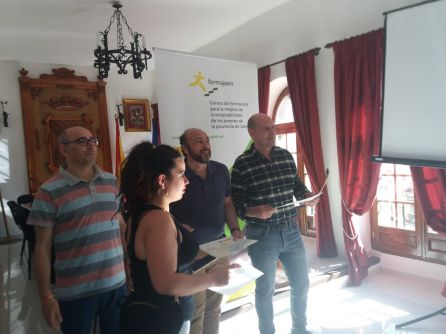 Una de las alumnas, al recoger su diploma Una de las alumnas, al recoger su diploma