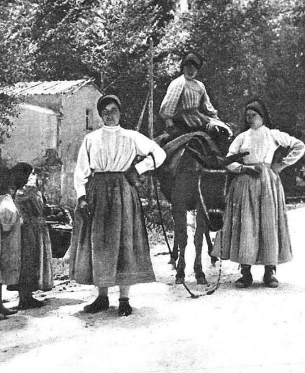 Campesinas de Valdecabras (Cuenca). Estampa,1928. Campesinas de Valdecabras (Cuenca). Estampa,1928.