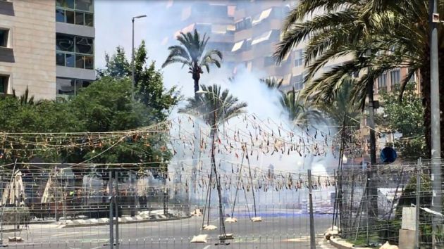 Disparo de una mascletà en Luceros Disparo de una mascletà en Luceros