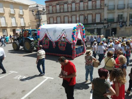 La carroza de la Asociación de las Mujeres del Folclore Andaluz, a su paso por la Plaza de España, han conseguido el tercer premio La carroza de la Asociación de las Mujeres del Folclore Andaluz, a su paso por la Plaza de España, han conseguido el tercer premio