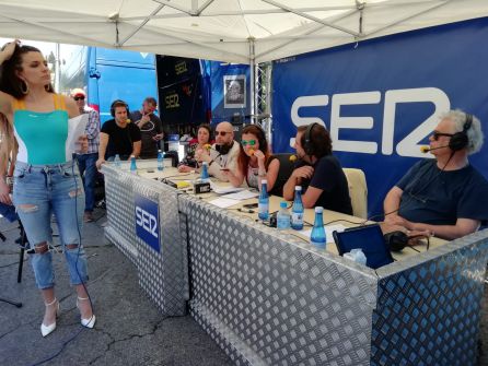 Marta González Novo junto a nuestro analista político Luis Arroyo, el director Jose Luis Berlanga y la banda SweetBarrio Marta González Novo junto a nuestro analista político Luis Arroyo, el director Jose Luis Berlanga y la banda SweetBarrio