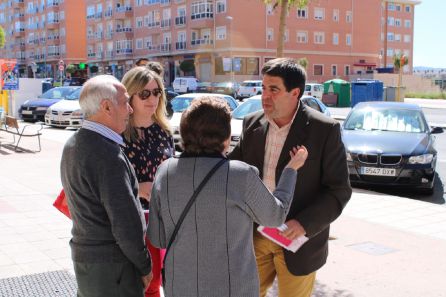 Javier Cerrajero, candidato de UPyD, hablando con algunos vecinos en la zona Sur Javier Cerrajero, candidato de UPyD, hablando con algunos vecinos en la zona Sur