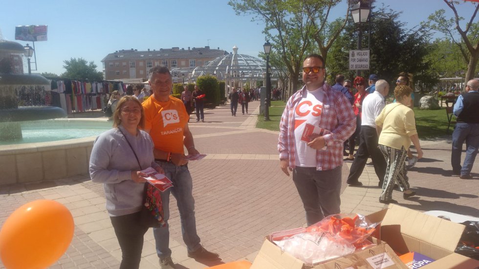 Ciudadanos en el mercadillo Ciudadanos en el mercadillo