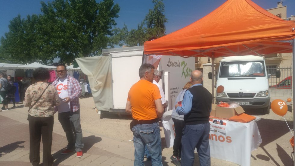Ciudadanos en el mercadillo Ciudadanos en el mercadillo