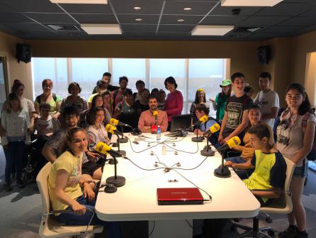 Alumnat del C.E.E. Castell Vell i del CEIP Blasco Ibáñez han visitat les instala·lacions de Radio Castellón Alumnat del C.E.E. Castell Vell i del CEIP Blasco Ibáñez han visitat les instala·lacions de Radio Castellón