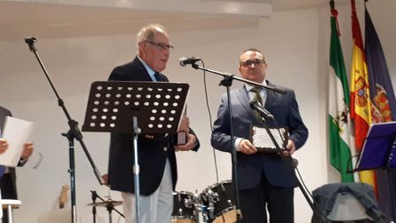 Ildefonso Alcalá recibe los regalos conmemorativos, de manos del presidente de la Casda de Jaén en Córdoba Ildefonso Alcalá recibe los regalos conmemorativos, de manos del presidente de la Casda de Jaén en Córdoba