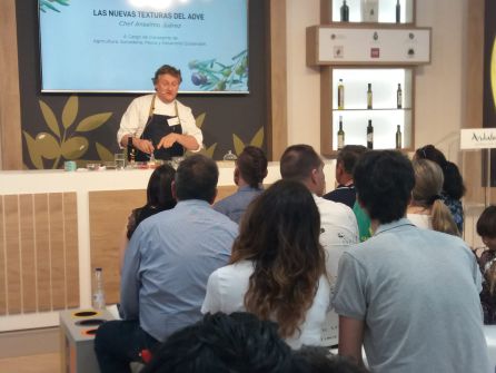 Una de las actividades, showcooking, con AOVEs de Sierra Mágina Una de las actividades, showcooking, con AOVEs de Sierra Mágina