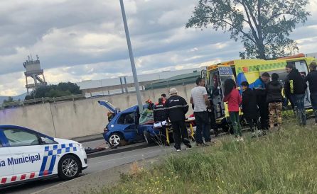 Trasladados al Hospital del Bierzo dos jóvenes de 19 y 21 años tras un accidente en Ponferrada Trasladados al Hospital del Bierzo dos jóvenes de 19 y 21 años tras un accidente en Ponferrada