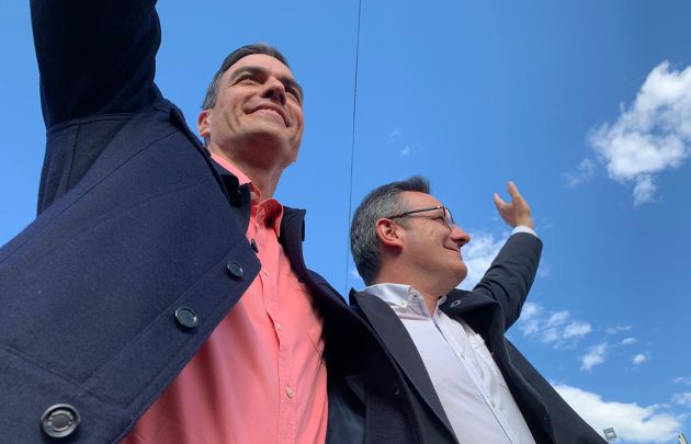Pedro Sánchez y Diego Conesa saludando a las 4.000 personas que se dieron cita en la plaza de toros de La Caverina de Calasparra Pedro Sánchez y Diego Conesa saludando a las 4.000 personas que se dieron cita en la plaza de toros de La Caverina de Calasparra