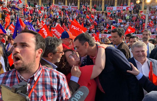 Pedro Sánchez recibe el cariño de simpatizantes y militantes socialistas ante la sonrisa de Pepe Vélez, alcalde y candidato a la alcaldía de Calasparra Pedro Sánchez recibe el cariño de simpatizantes y militantes socialistas ante la sonrisa de Pepe Vélez, alcalde y candidato a la alcaldía de Calasparra