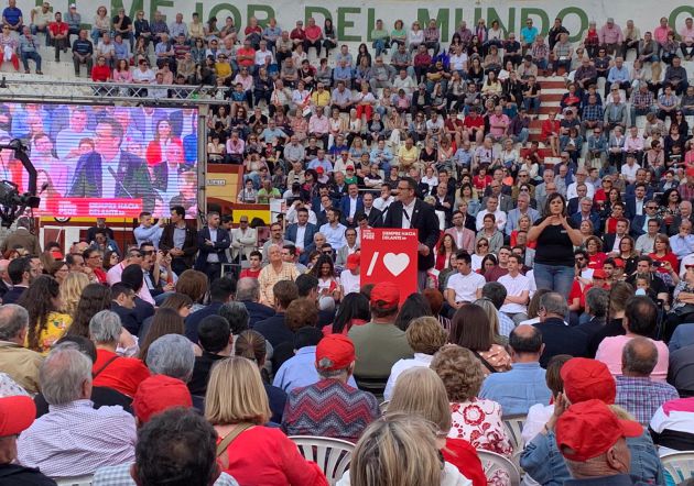 Diego Conesa se dirige a los 4.000 asistentes que acudieron al mitin socialista Diego Conesa se dirige a los 4.000 asistentes que acudieron al mitin socialista