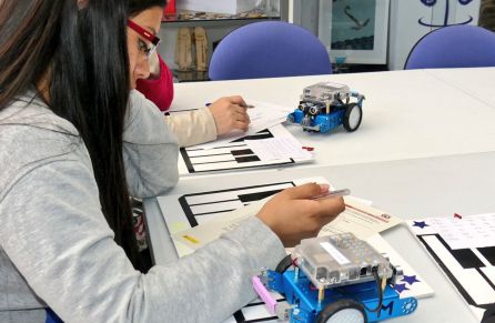 Los participantes comienzan con el uso de la fabricación digital y después aprenden a montar el kit robótico. Los participantes comienzan con el uso de la fabricación digital y después aprenden a montar el kit robótico.