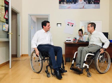 José María Bellido prueba una silla de ruedas para comprobar las dificultades de accesibilidad del barrio de Ciudad Jardín. José María Bellido prueba una silla de ruedas para comprobar las dificultades de accesibilidad del barrio de Ciudad Jardín.